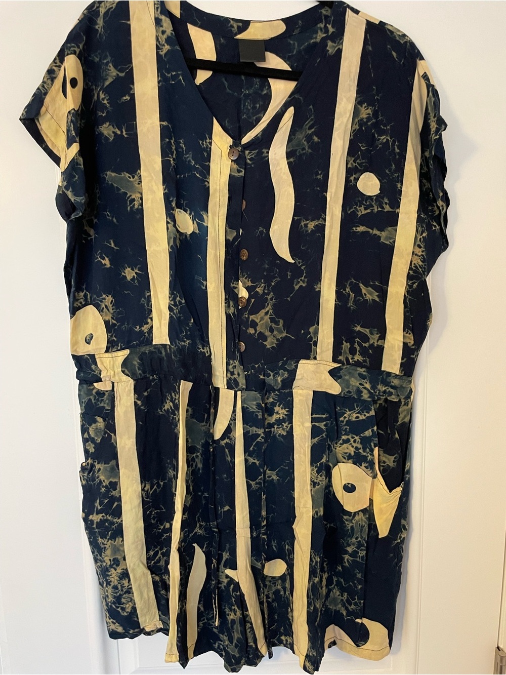 Awesome summer Short-Sleeve Button Romper with tie string in black and yellow